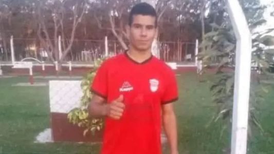 Tragedia en el fútbol correntino: un futbolista murió al chocar contra una pared en pleno partido