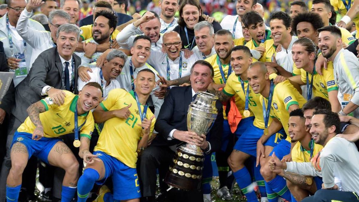 Bolsonaro hace oídos sordos a las recomendaciones de no hacer la Copa América en Brasil.
