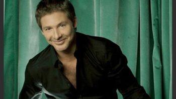 Adrián Suar saludó al elenco de Como el culo