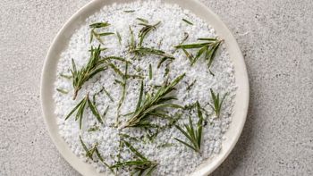 El truco de mezclar sal gruesa y romero en casa: para qué sirve y por qué lo recomiendan. (Foto: Archivo) El truco de mezclar sal gruesa y romero en casa: para qué sirve y por qué lo recomiendan. (Foto: Archivo)