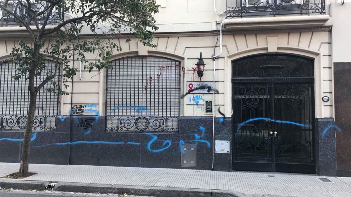 Atacaron la sede  de la Fundación Huésped con pintadas anti abortistas