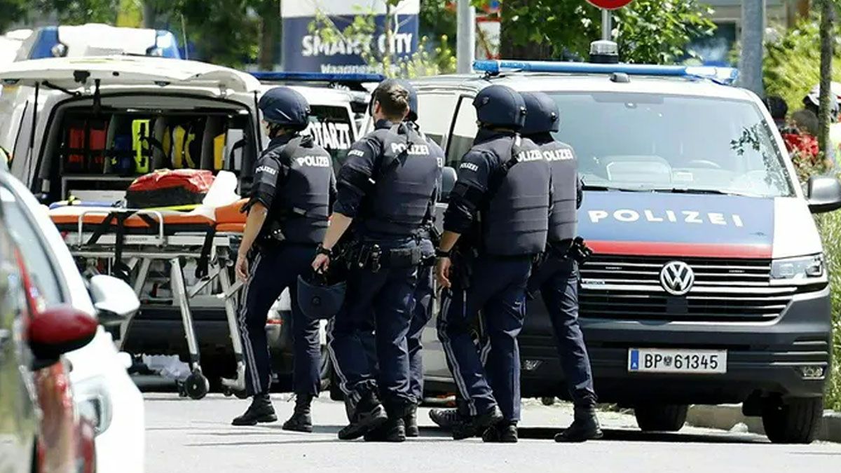La policía y los paramédicos retiran los cuerpos de muertos y heridos en el tiroteo de Austria (Foto: Reuters).