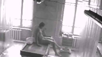 Un hombre aparentemente muerto se levantó de una camilla en la morgue y el video se volvió viral
