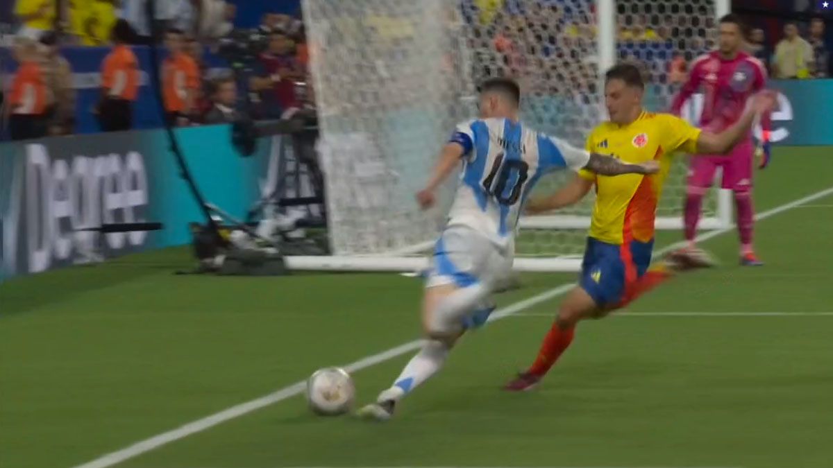 Leo Messi intenta sacar un centro y se lastima un tobillo. El corazón de los argentinos, paralizado. (Foto:  Captura de TV)