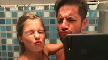 La selfie en el baño con descuido hot incluido de Francisco Delgado y su novia