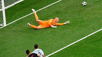 Gran salvada de Caballero en el comienzo del partido