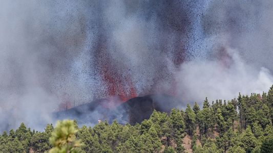 La erupción de un volcán pone en alerta a una isla española
