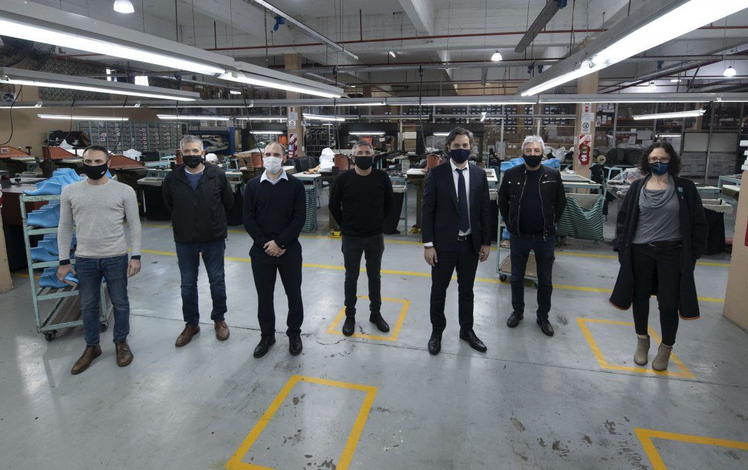 Cafiero y Guzmán salen del escritorio y empiezan a recorrer fábricas para ver cómo está la economía real