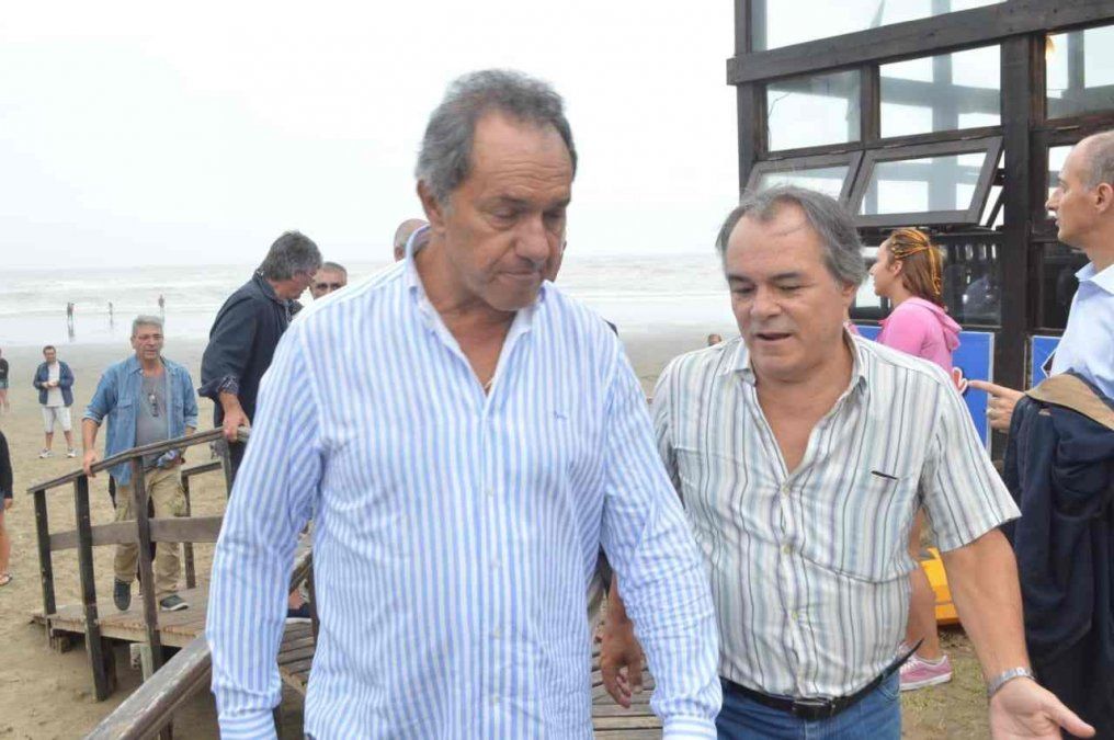 Después del alcanzame si podés, Scioli sigue corriendo por la Costa para presentar su libro