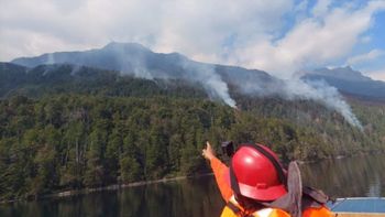 Más de 200 brigadistas combateb los Incendios forestales que azotan la Patagonia (Foto: Télam)
