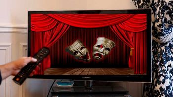 Teatro en casa: 5 obras para ver y no moverse del sillón