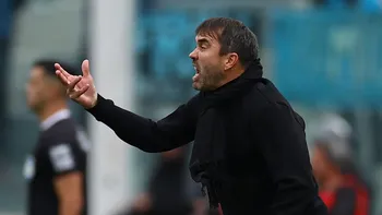 El Chacho Coudet no estará presente en el banco de suplentes de River (REUTERS)