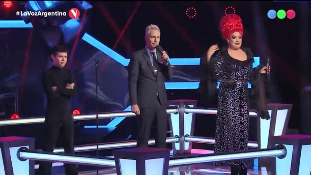 Santiago Borda y su oponente Amal, tras enfrentarse en la etapa de los knockouts en La Voz Argentina. El joven de Concordia fue el elegido por Lali Esp&oacute;sito para seguir en carrera en el reality de Telefe.&nbsp;