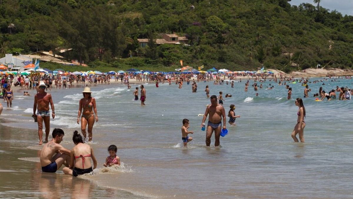 Las autoridades sanitarias emitieron una serie de indicaciones para los turistas que visiten Florianópolis (Foto: Télam).