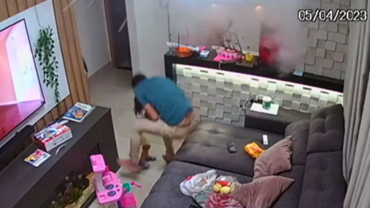 Una olla a presión explotó mientras un hombre y una mujer cocinaban con su pequeña hija