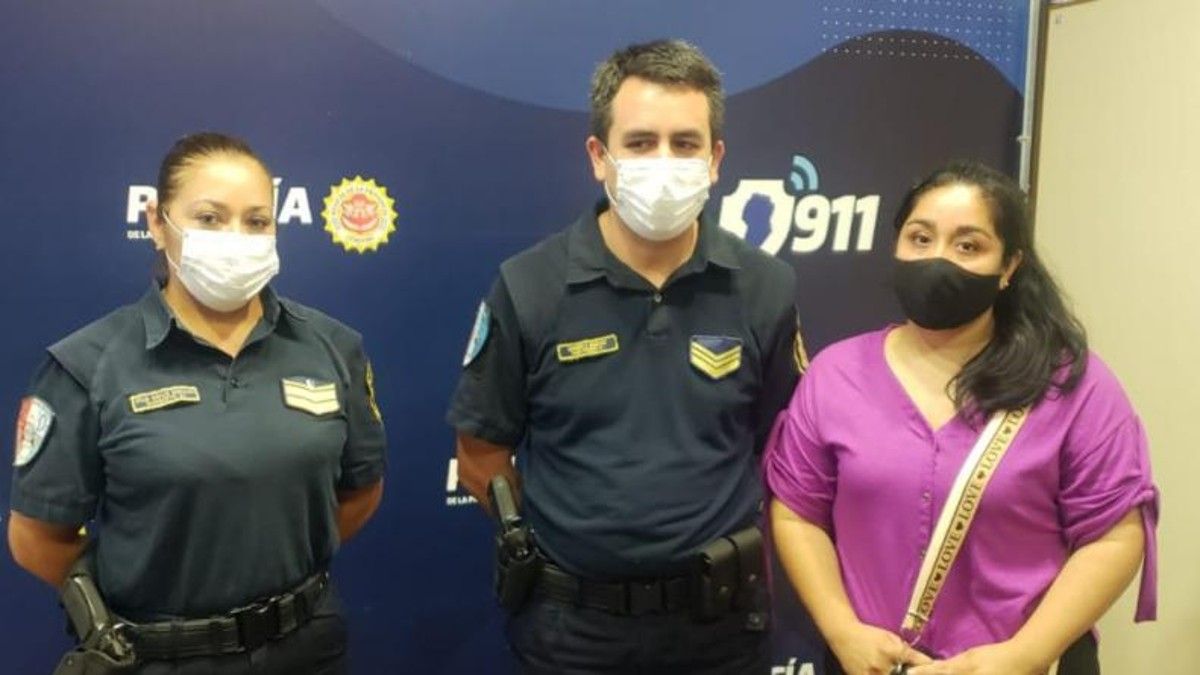 Los oficiales que rescataron a una bebé en Córdoba.&nbsp;