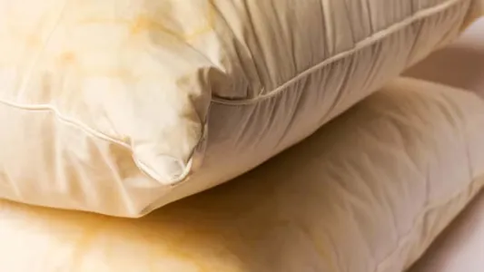 El TRUCO casero para lavar las almohadas y quitar las manchas amarillas