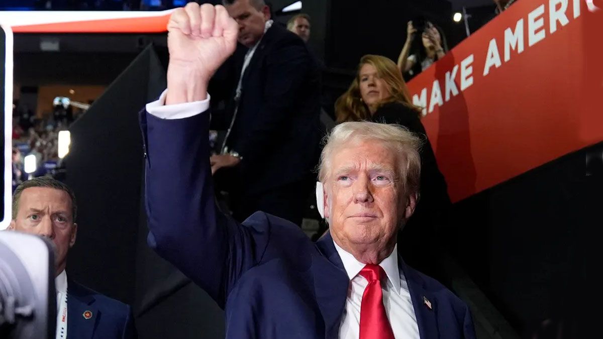 Trump aparece en la convenci&oacute;n republicana, en un ingreso propio de un campe&oacute;n de boxeo rumbo al ring. (Foto: Gentileza The Guardian)