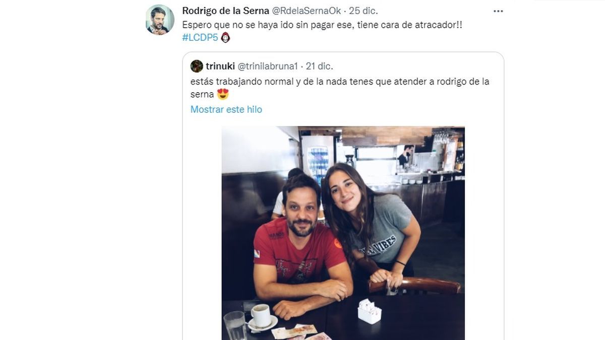La foto de Rodrigo de la Serna que se viralizó en pocas horas. El actor aceptó retratarse con la moza del bar en el que se sentó a tomar un café.
