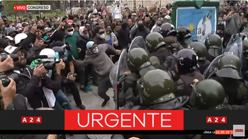 Fuerte operativo policial en el Congreso ante una nueva marcha de jubilados. (Foto: captura). Fuerte operativo policial en el Congreso ante una nueva marcha de jubilados. (Foto: captura).