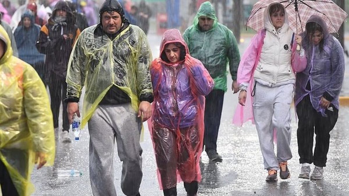Miles de fieles avanzan hacia Luján bajo la lluvia.