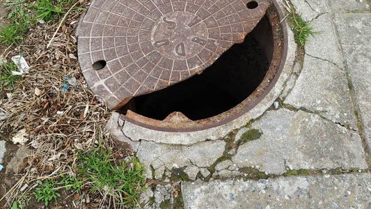 Video | Pisó la tapa de una alcantarilla y lo tragó la tierra