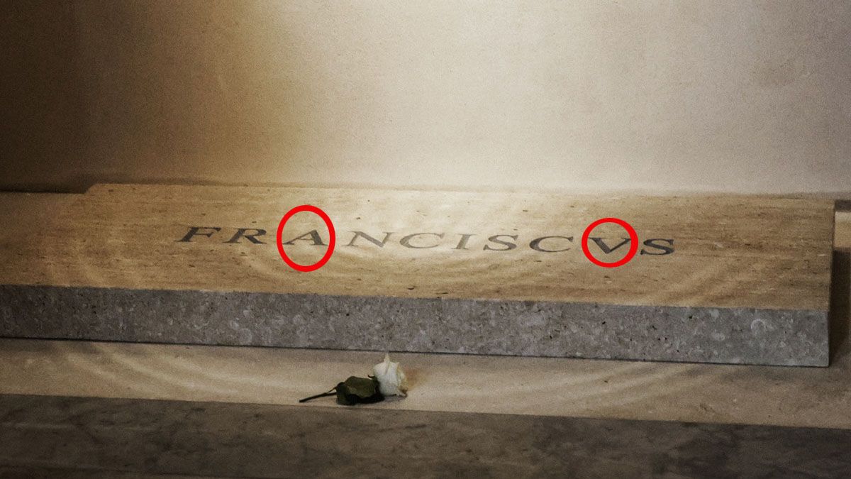 El marmolista que talló el nombre en latín del papa argentino, no acertó con los espacios de manera pareja entre las letras. (Foto: A24.com)