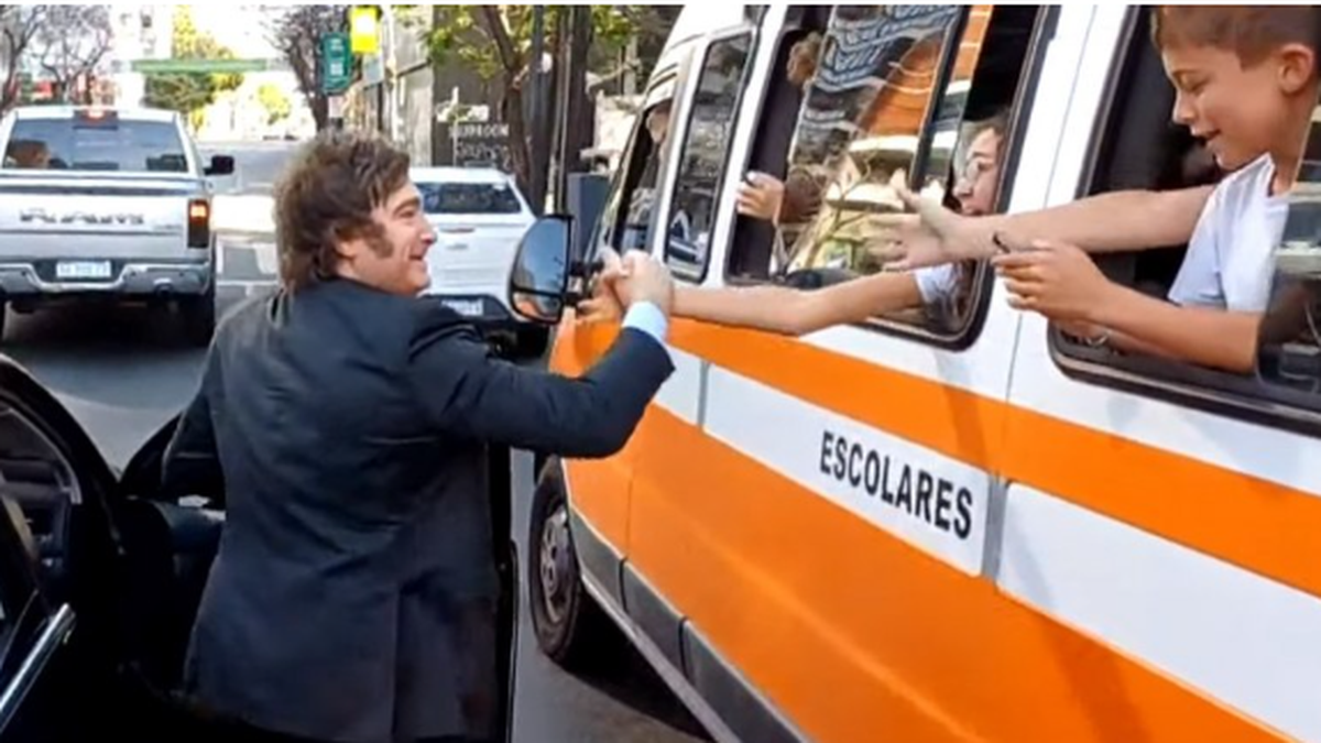 El momento que vivió Javier Milei con estudiantes de un micro escolar de camino a la Quinta de Olivos.