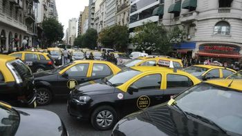 Las protestas de los conductores de taxis ya generaban largas demoras en el tránsito porteño. 