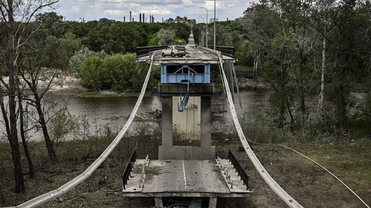 Un puente que lleva a Severodonetsk, en el este de Ucrania, totalmente destruido por la guerra. (Foto AFP)
