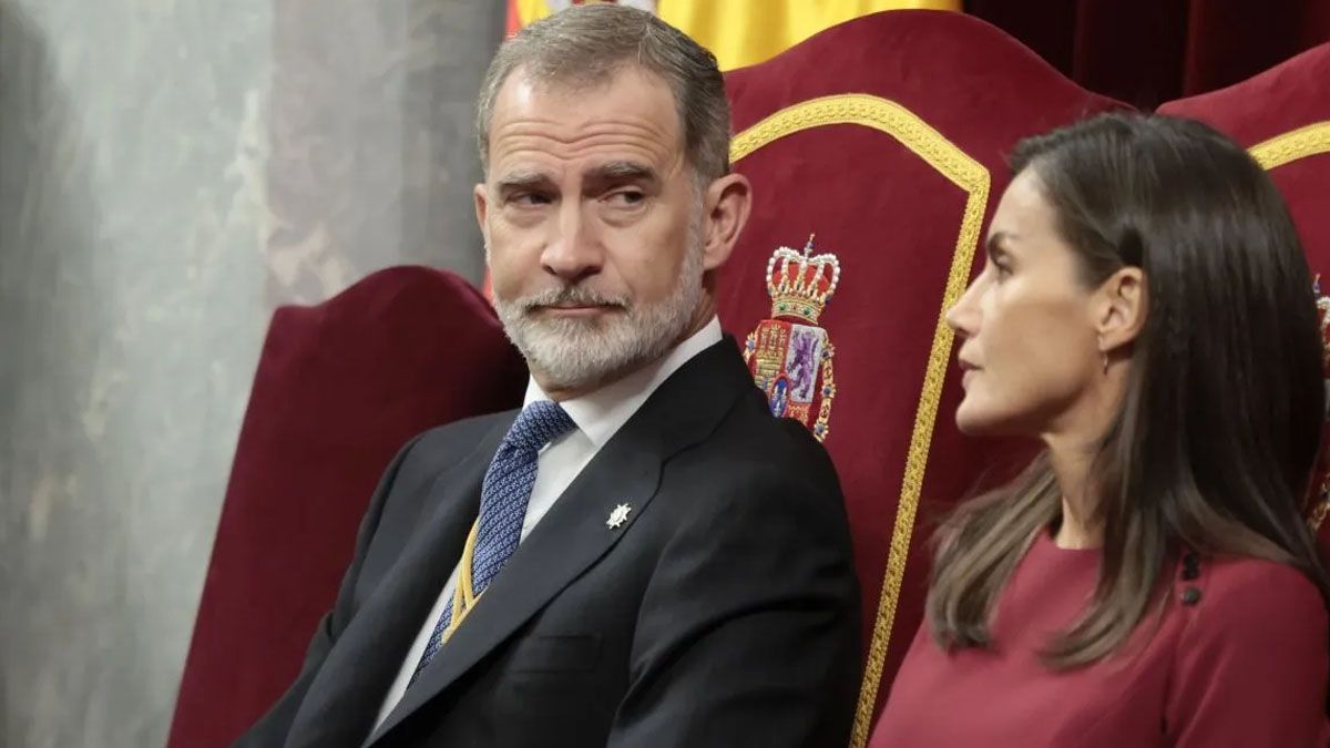 Gestos serios entre Felipe y Letizia. &iquest;Por las infidelidades que ahora salieron a la luz? (Foto: gentileza Voces Cr&iacute;ticas).