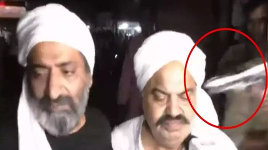 Asesinan a dos políticos de la India en plena calle: el video de la masacre