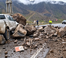 Impactante derrumbe en la alta montaña: una lluvia de rocas destrozó una camioneta