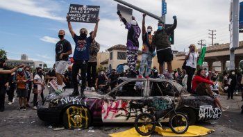 EE.UU.: se extienden las protestas por el asesinato de Floyd y varias ciudades imponen el toque de queda