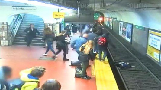 La mujer que cayó a las vías del subte continúa internada y está en shock
