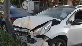 Terrible choque en Chacarita: se quedó dormido y destrozó su auto por completo