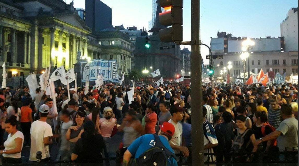 Marcha de las velas: miles de manifestantes se movilizaron en contra de las tarifas