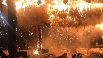 Peligro: estaban bailando el vals y la pirotecnia les jugó una mala pasada