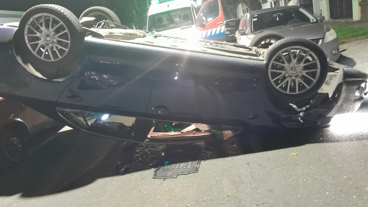 Embistió a su ex mujer con un auto y volcó tras chocar con vehículos estacionados
