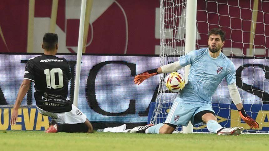 Como en los viejos tiempos: Lux tapó un penal, sostiene a River y se erige como figura