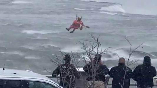Tragedia en las cataratas del Niágara: un auto quedó sumergido bajo el agua y una mujer murió