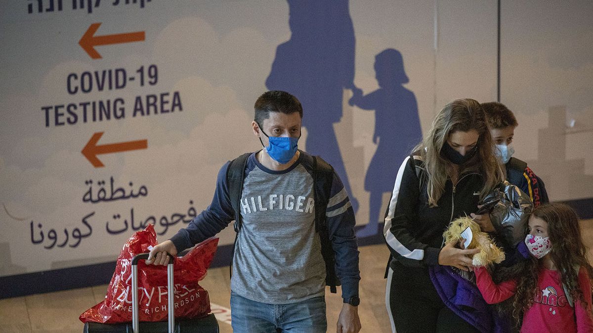 Los ciudadanos israelíes vacunados deberán presentar un test PCR y someterse a cuarentena durante tres días. (Foto: AP)