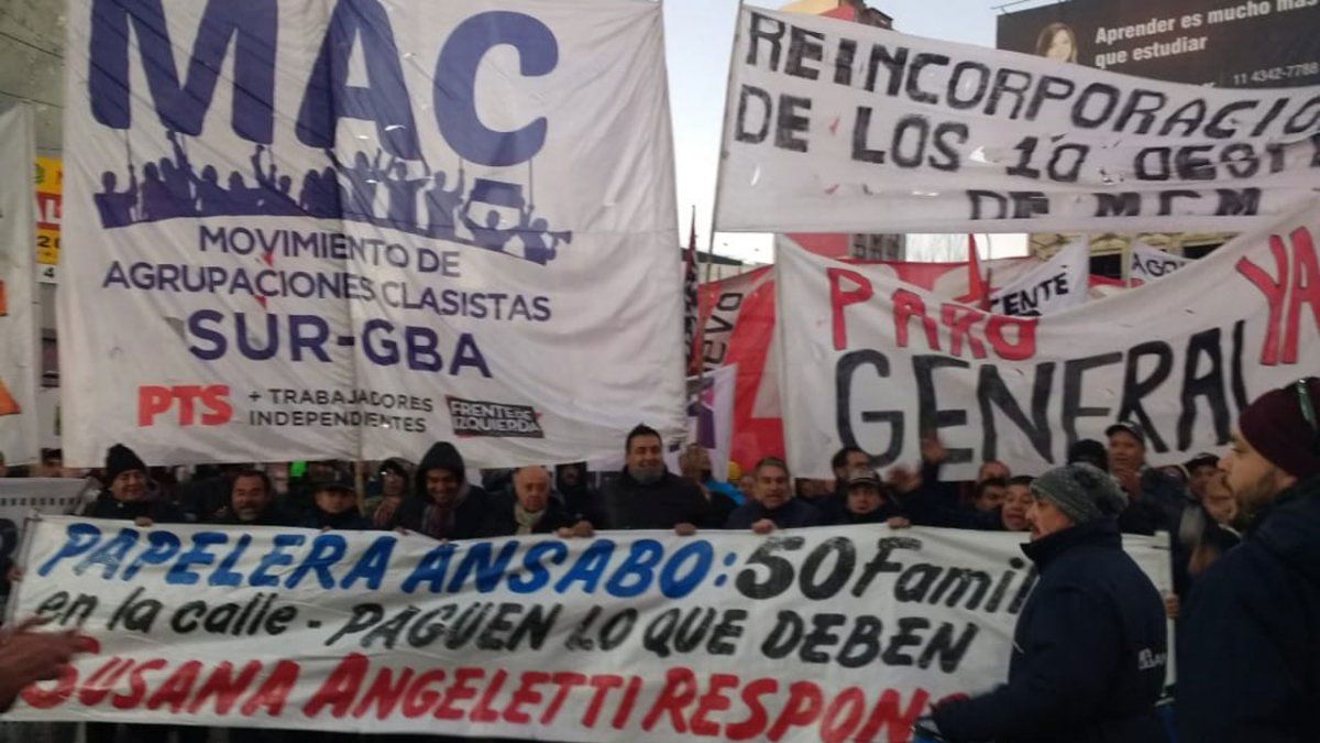 Tensión en el Puente Pueyrredón: trabajadores despedidos cortan un acceso y Prefectura instala la supervalla