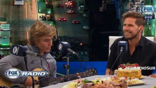 Pedro De La Vega, el pibe de Lanús que la rompe adentro de la cancha y con la guitarra