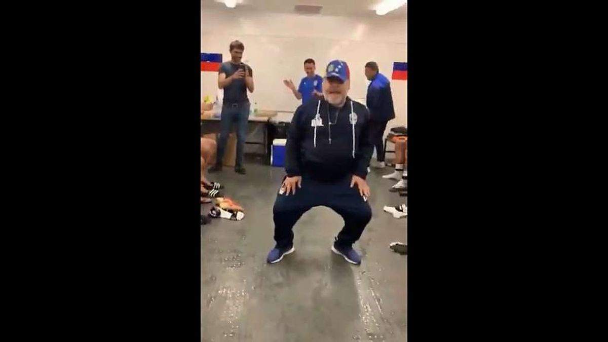 El descontrolado baile de Maradona en el vestuario tras ganar su primer ...