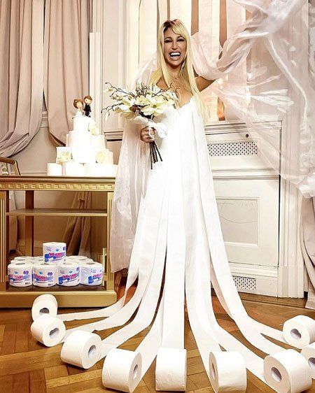 Siempre ocurrente, Vicky Xipolitakis ahora vende papel higiénico a través de sus redes vestida de novia.