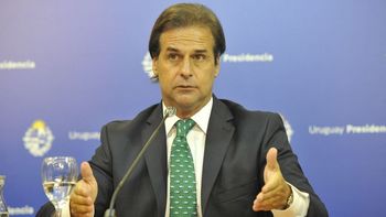Polémica en Uruguay por el tratamiento de la calvicie de Lacalle Pou en plena pandemia con una clínica argentina