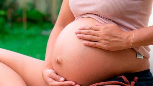 Inesperado embarazo de una reciente relación: ella es una modelo y él un importante deportista