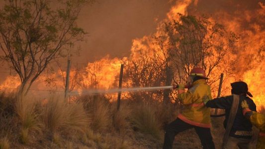 Murió un hombre y su hermano sufrió quemaduras graves por los incendios forestales