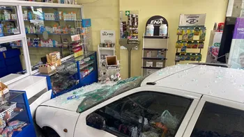 Impactante: un auto terminó adentro de una farmacia tras un fuerte choque en La Plata